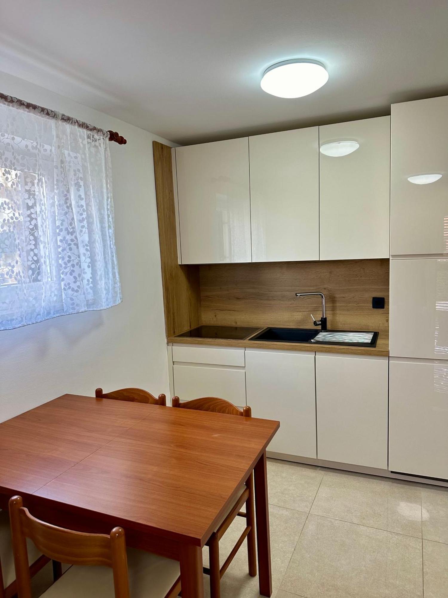 Apartment Sara Njivice Exterior photo